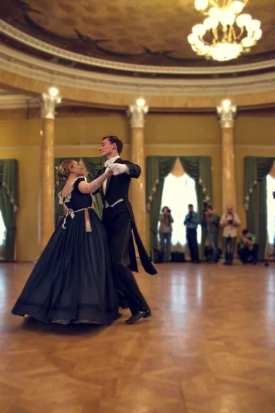 Молодая пара танцует вальс в бальном зале — стоковое фото