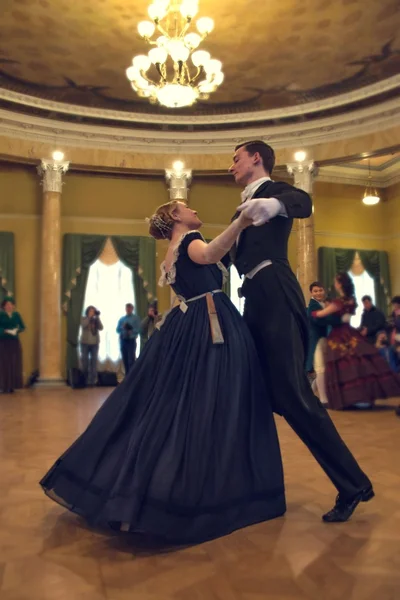 Par em vestido histórico dançando uma valsa no salão de baile — Fotografia de Stock