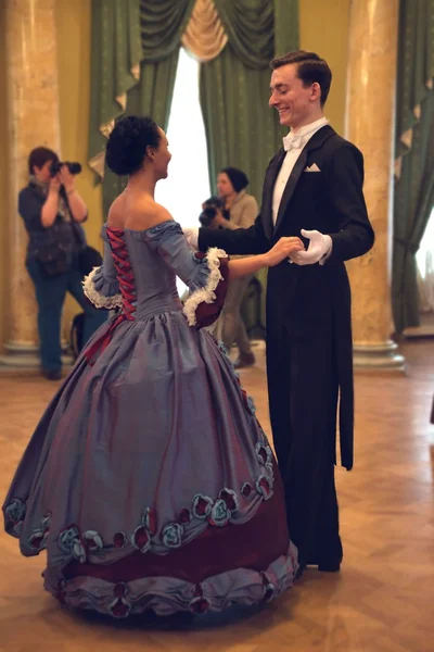 Pareja en vestido histórico bailando un vals en el salón de baile —  Fotos de Stock