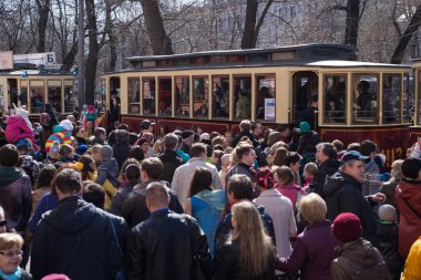 Kalabalık bir geçit töreni Moskova retro tramvaylar insan
