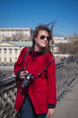 Köprüde güneş gözlüğü kamera ile kız