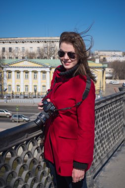 Köprüde güneş gözlüğü kamera ile kız