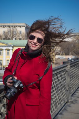 Köprüde güneş gözlüğü kamera ile kız