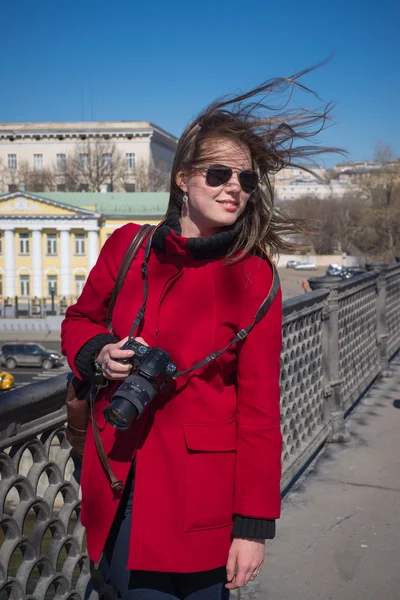 Ragazza con macchina fotografica in occhiali da sole sul ponte — Foto Stock