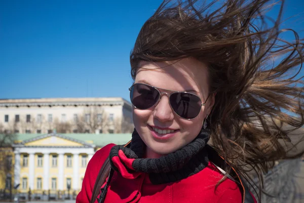 Meisje in zonnebril met lange haren in de wind — Stockfoto