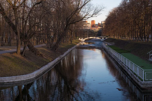 Искусственная река в весеннем парке — стоковое фото