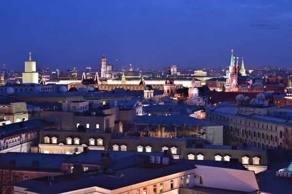 Merkezi Çocuk mağaza çatısı Moskova'ya Merkezi gece görünümünü Lubyanka üzerinde — Stok fotoğraf