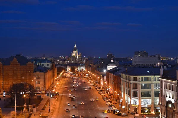 莫斯科中心到中央儿童商店的屋顶上卢比扬卡的夜景 — 图库照片