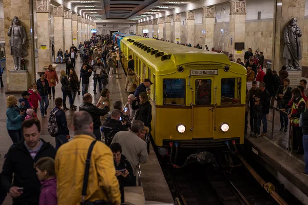 Výstava retro vlaků v metru Moskvě u příležitosti 80 let — Stock fotografie