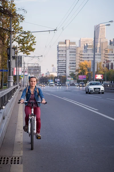 モスクワ市内で動作するように自転車に乗る若い女性 — ストック写真