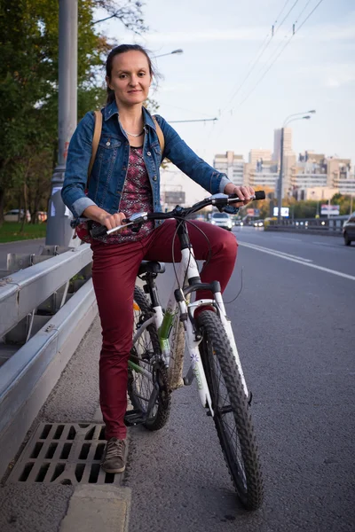 Jovem Mulher Andando Bicicleta Cidade Moscou — Fotografia de Stock