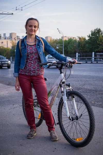 Ung Kvinna Står Med Cykel Väg Till Jobbet Centrum — Stockfoto