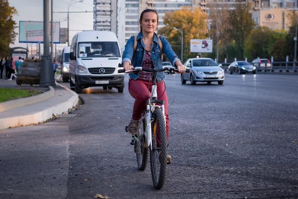 Giovane Donna Sella Una Bicicletta Lavoro — Foto Stock