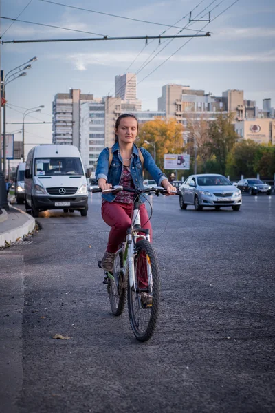 都市で働く若い女性 自転車に乗って — ストック写真