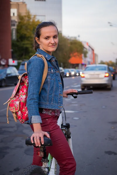 Ung Kvinna Står Med Cykel Väg Till Jobbet Centrum — Stockfoto