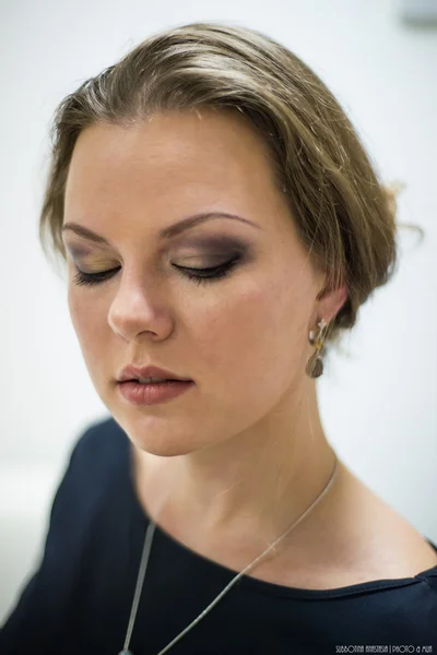 Ung kvinna med ljusa smink ögon och läppar — Stockfoto