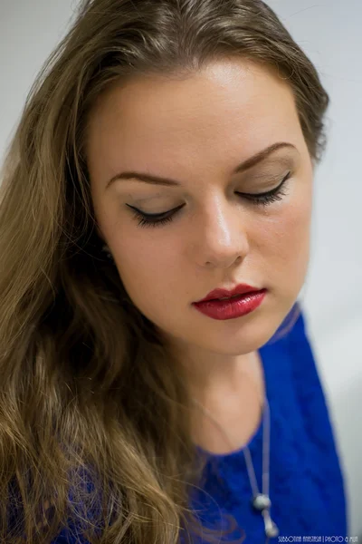 明るいメイク目と唇を持つ若い女性 — ストック写真
