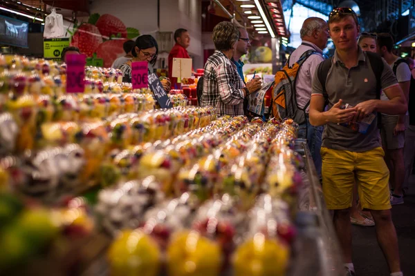 Fruits sur le marché de comptoir à Barcelone — Photo