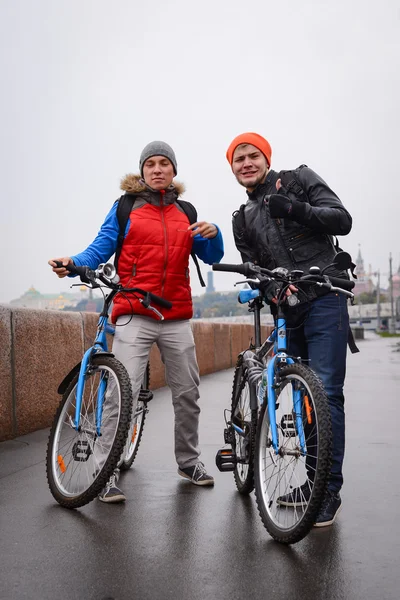 Dva mladí muži během podzimní prohlídku města na kole — Stock fotografie