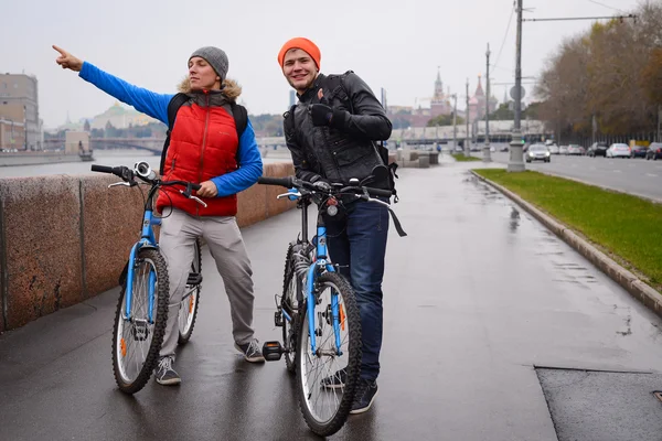 Dva mladí muži během podzimní prohlídku města na kole — Stock fotografie