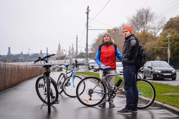 Due giovani durante il tour autunnale della città in bicicletta — Foto Stock