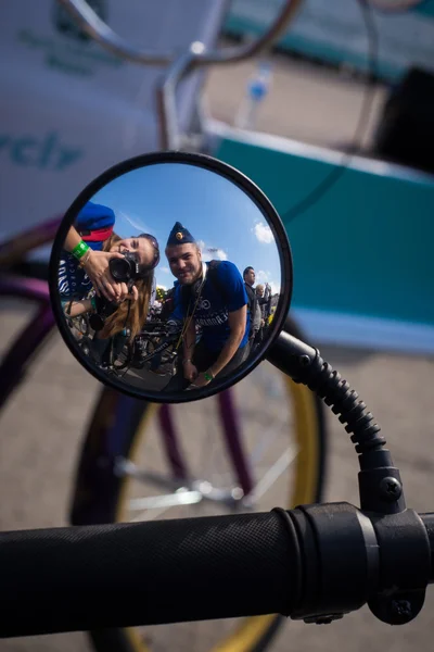 Photo dans le reflet dans le rétroviseur sur le vélo — Photo