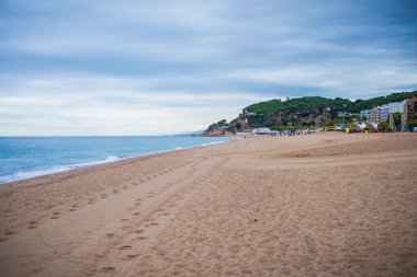 Sahil İspanyol Calella şehir'Akdeniz kıyısında yürümek