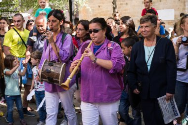 Kasaba aktörler karnaval kostümleri bir şehir tatil küçük bir İspanyolca çare