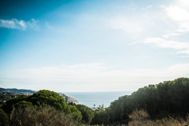 İspanyol Katalonya eteklerinde dağların yüksekliği sahilden görünümünü