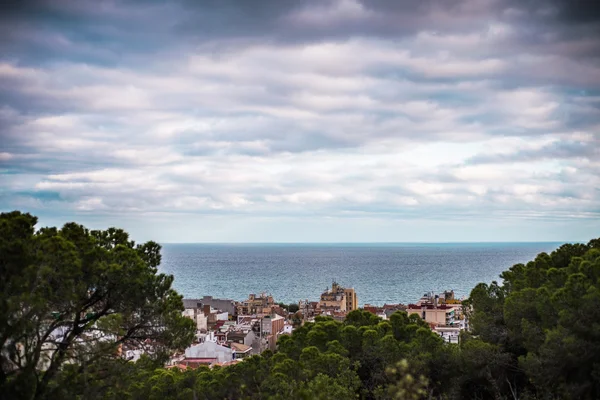 View from the top of the mountain to the city and the sea in a small Spanish resort town — Stock Photo, Image