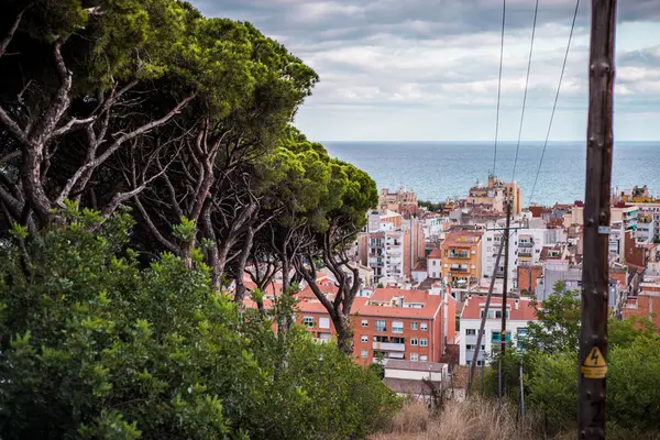 Vista desde la cima de la montaña hasta la ciudad y el mar en una pequeña ciudad turística española —  Fotos de Stock