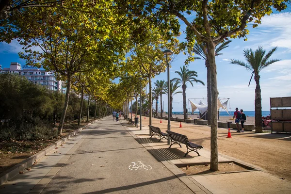 Paseo por el paseo marítimo en la costa mediterránea en la ciudad española de Calella —  Fotos de Stock