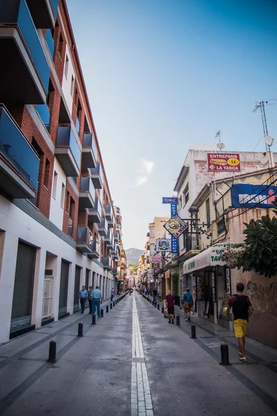 Улица в городе недалеко от Барселоны в Испании — стоковое фото