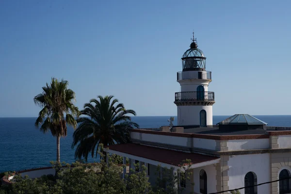 Faro en la cima de una montaña en la ciudad de Calella cerca de Barcelona —  Fotos de Stock