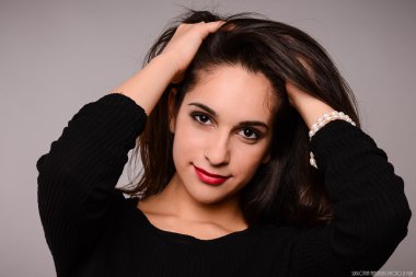 Koyu elbiseli uzun siyah saçlı genç kız