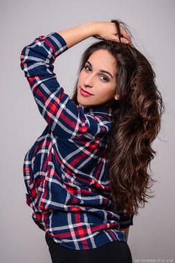 Kareli gömlekli uzun siyah saçlı genç kız