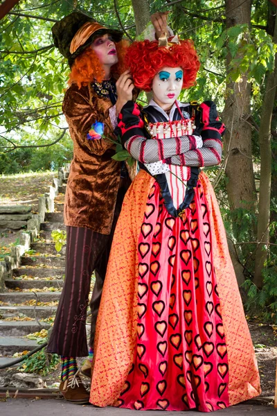 Jeune femme et homme à l'image du Chapelier et de la Reine Rouge du conte de fées sur Alice — Photo