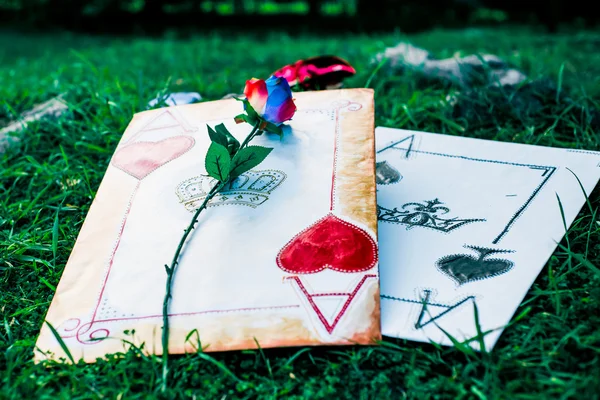 Büyük oyun kartları ve bir gül - manzara Alice ile ilgili bir peri masalı için