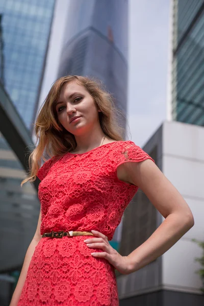 The girl in the dress of coral is worth about business center — Stock Photo, Image