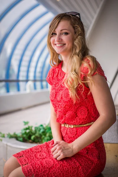 Bir bankta oturdu mercan elbiseli kız