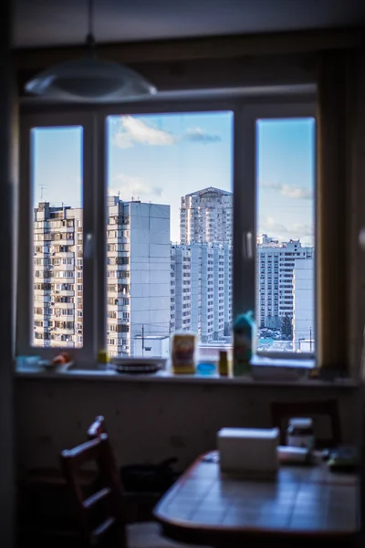 Вид с высоты на дом в жилом районе Москвы — стоковое фото