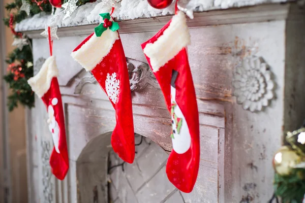Vánoční ponožky zdobí krbu v svátky Royalty Free Stock Fotografie