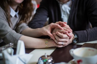 bir toplantı sırasında elele kafede sevdiklerinize