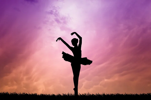 Ballet danser bij zonsondergang — Stockfoto