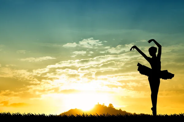 Ballet danser bij zonsondergang — Stockfoto