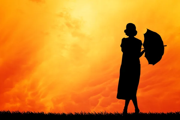 Frau mit Schirm-Silhouette bei Sonnenuntergang — Stockfoto