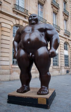 Bir Moğol heykel Shen Hong Biao tarafından ayakta pozisyonda Paris şehri