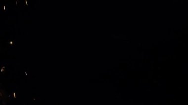 Dökümcüdeki yüksek sıcaklıktaki erimiş demir her yerde kıvılcım saçıyor..