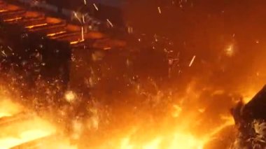 Dökümcüdeki yüksek sıcaklıktaki erimiş demir her yerde kıvılcım saçıyor..