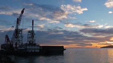 Akşamları denizdeki renkli bulutlar